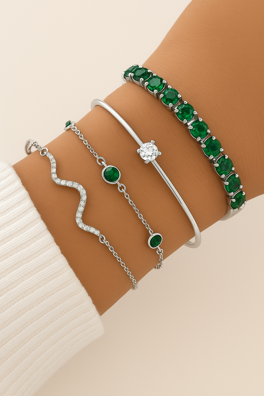 4-teiliges Armband-Set für Damen – Goldene Armreifen mit grünen Imitationsedelsteinen, Schlangenarmband & Strassdetails, Eleganter Schmuck für Alltag & besondere Anlässe